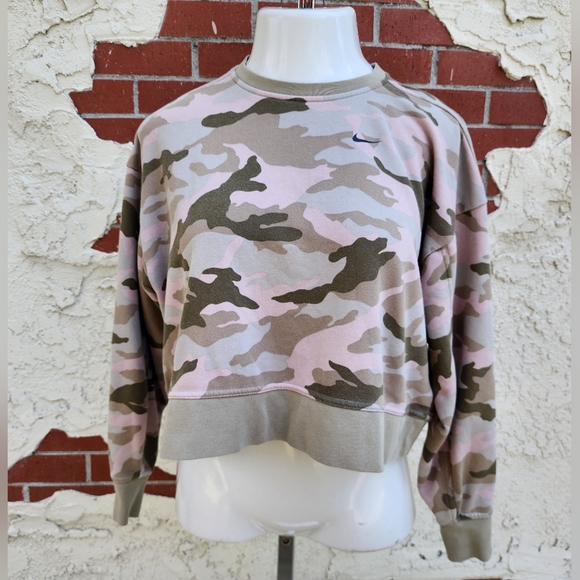 Small fit MEDIUM ?? women NIKE cropped sweatshirt camo pink - Picture 3 of 16